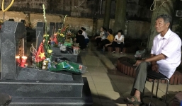 Khoảng khắc cụ ông ngồi trước mộ em trai hàn huyên nhân ngày thương binh liệt sĩ gây xúc động mạnh