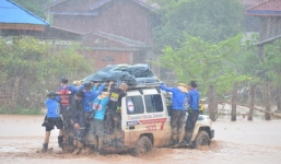 Người Việt xuyên đêm, dầm mình trong nước lũ chuyển đồ tiếp tế tới Attapeu