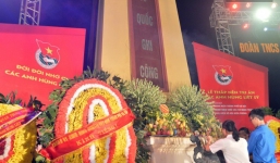 Xúc động khoảnh khắc những chiến sĩ PCCC, Công An và bạn trẻ cúi đầu dâng hương trước 2.000 mộ phần anh hùng liệt sĩ ở Hà Nội