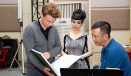 Quỳnh Paris gấp rút chuẩn bị 100 bộ trang phục cho vở nhạc kịch 'Nhà thiện xạ' của Đức