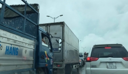 Xe tải gặp sự cố lúc trời mưa, đường vành đai 3 trên cao tắc nghẽn kéo dài