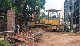 Sập tường rào nhà máy gạch men ở Thanh Hóa, 4 người thương vong