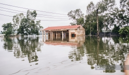 Chùm ảnh: 1 tuần sau lũ lớn, người dân Hà Nội vẫn phải chèo thuyền đi lại giữa 'biển' rác thải nổi lềnh bềnh