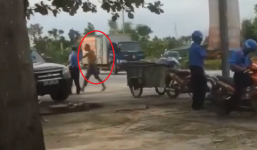 Clip: Người đàn ông cởi trần vác 'đao' đuổi cơ quan chức năng dọn vỉa hè