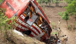 Ấn Độ: Xe buýt chở nhân viên trường đại học lao xuống vực, 33 người chết