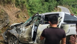 Xe bán tải mất lái đâm vách núi, 2 người nguy kịch