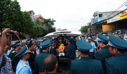 Hàng nghìn người thân, đồng đội đón linh cữu phi công Su-22 tại nhà riêng
