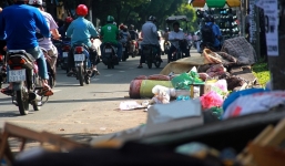 TP.HCM: Rác thải ngập ngụa hôi thối bủa vây đường phố, bịt kín nắp cống thoát nước