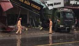 Xe tải tông sập nhiều nhà dân lúc rạng sáng, hai mẹ con tử vong