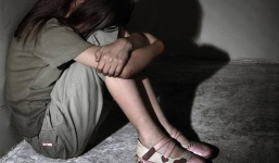 Cha thú tính giở trò đồi bại với con gái bị vợ bắt tại trận