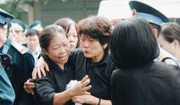 Lễ tang chiến sĩ Khuất Mạnh Trí: Người mẹ rơi nước mắt, đau đớn đón linh cữu con trở về
