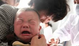 Đưa con trai 2 tuổi vào bệnh viện gắp miếng táo hóc trong cổ họng, hơn 1 tháng sau cặp vợ chồng sững sờ nghe tin con nhiễm HIV