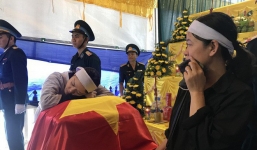 Người vợ gục lên di cốt liệt sĩ phi công Su-22 trước khi tiễn anh về nơi an nghỉ cuối cùng