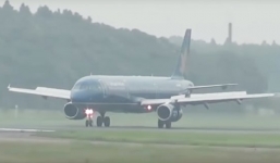 Mưa lớn khiến máy bay Vietnam Airlines hạ cánh lệch vị trí tại sân bay Nội Bài