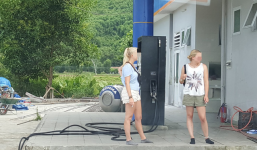 Hình ảnh hai cô gái ngoại quốc vô tư ngồi hút thuốc cạnh cây xăng gây tranh cãi