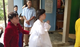 Cô dâu khóc ngất, ôm quan tài chú rể vụ tai nạn 13 người chết: 'Chồng ơi, chúng ta chưa kịp làm đám cưới'