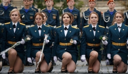 7 ngày qua ảnh: Nữ học viên xinh đẹp trường sĩ quan Nga tham dự lễ tốt nghiệp