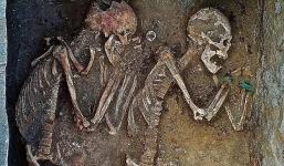 Cặp hài cốt bí ẩn 5.000 năm tuổi được ví như 'Romeo, Juliet' ở Kazakhstan