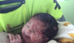 Thai nhi sống sót kỳ diệu khi văng khỏi bụng mẹ trong tai nạn giao thông thảm khốc