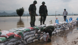 Huy động hơn 500 người chống tràn đê tả Bùi ở Chương Mỹ