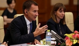 Tân Ngoại trưởng Anh 'lỡ miệng' về vợ khi tới Trung Quốc