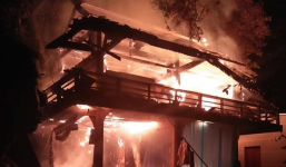 Nhà sàn cháy rụi lúc nửa đêm, bà ôm cháu bỏ chạy thoát thân