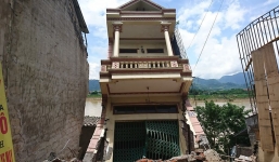 9 căn nhà sập hoàn toàn xuống sông, lãnh đạo Hòa Bình bác bỏ nguyên nhân do 'cát tặc'