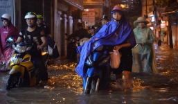 Dân công sở Hà Nội than trời trong ngày mưa ngập và tắc kinh hoàng: 'Có vài km mà mất tới 2, thậm chí 3 tiếng đồng hồ mới về đến nhà'