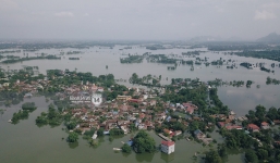 Nước vừa rút lại lên, người già trẻ nhỏ tiếp tục ùa ra đường tỉnh lộ vô tư bơi lội khi phương tiện bị cấm lưu thông