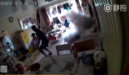 Trung Quốc: Xe đạp điện đang sạc thì xì khói rồi phát nổ, cả nhà cuống quýt chạy thoát thân