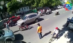 Tranh cãi clip nam thanh niên ngoại quốc lao vào xô đẩy em học sinh sau va chạm trên đường phố