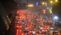 Đang ngập hàng loạt tuyến phố ở Hà Nội, giao thông tắc nghẽn kinh hoàng suốt nhiều giờ