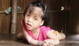Phép màu đến với bé gái 7 tuổi bị não úng thủy, lết theo mẹ xin cơm ăn mỗi ngày mà không có tiền chữa bệnh