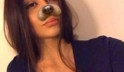 Sang thăm nhà bạn, người hàng xóm phát hiện tờ giấy nhắn lạnh sống lưng trên cửa trước và hai mẹ con đã chết trong chiếc xe đỗ ở sân sau