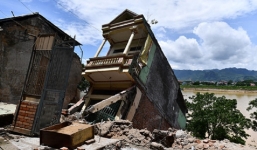 Bác bỏ nguyên nhân nhà sập ven sông Đà do thủy điện Hòa Bình xả lũ