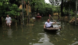 Xuất hiện hố tử thần sâu hơn 2m làm nghiêng nhà dân ở vùng lũ Chương Mỹ