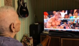 Cụ bà 98 tuổi vẫn mê xem đấu vật WWE, đặc biệt hâm mộ John Cena vì 'trận nào cũng bị đánh nên thương'