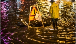 Bức ảnh 'Người canh tử thần' trong đêm ngập kinh hoàng ở Hà Nội gây xúc động