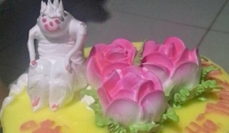 Đặt bánh sinh nhật vẽ hình con khỉ cho em 2 tuổi, đến khi mang về, chị gái liền được phen kinh hồn vì hiện thực khác quá xa tưởng tượng