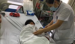 Bé trai 7 tuổi bị chó nhà cắn mất môi