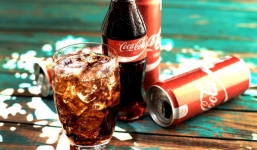 Trung Quốc: Nhặt chai Coca lạnh vừa đánh rơi xuống đất, thanh niên bị nổ gãy xương tay