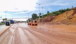'Lũ bùn' tràn xuống đường đặc quánh, người dân Quảng Ninh sống trong sự sợ hãi