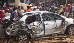 Ôtô bẹp rúm sau khi bị tàu hỏa hất văng, 1 người chết, 3 người bị thương