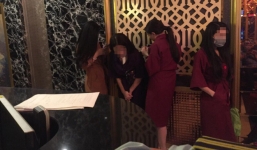 Đột kích nhà hàng ở trung tâm TP.HCM, các tiếp viên ăn mặc hở hang bỏ chạy tán loạn