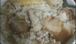 Thanh niên chăm vợ đẻ khoe bát cơm ăn vội “có gì trộn nấy”, người chê bai không ngớt, người lại rưng rưng xúc động