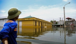 Vỡ đê Bối ở Hà Nam, cả trăm hộ dân sống khổ sở trong biển nước