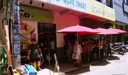 Chuyện lạ ở Sài Gòn: Đội nắng xếp hàng mua sầu riêng, ăn xong phải trả lại hạt để lấy tiền cọc