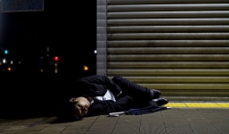 Chính phủ Nhật đề xuất cho nghỉ làm sáng thứ 2 để giảm tình trạng làm việc đến chết