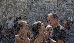 24h qua ảnh: Người dân Czech tránh nắng kỷ lục bằng máy xịt nước