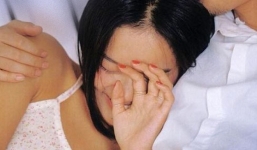 Đừng để mình thành cô gái trong rạp chiếu phim: Trước khi làm tình, hãy dành 1 giây nhìn xuống nơi mình sắp ngả lưng